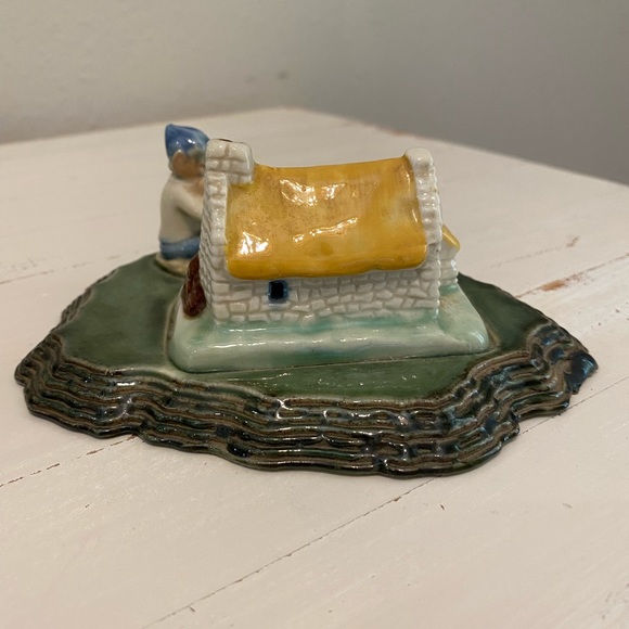 Shamrock Pottery By Wade Of Armagh Leprechaun Cottage Figurine Made in Ireland - Picture 6 of 10